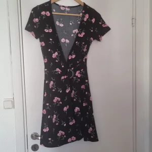 Söt klänning  - Från h&m i storlek 36.