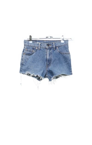 Jeansshorts - Ett par jeansshorts som är köpt från sellpy men ursprungligen är från levi’s. Köptes för 180kr och säljer för 100kr plus frakt.