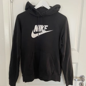 En svart Nike hoddie  - En fin svart Nike hoddie som knappt är använd i storlek M
