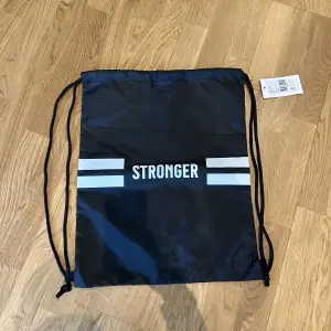 Säljer min svarta gym väska från Stronger då jag inte använder den. Aldrig används och lappen sitter kvar🤍