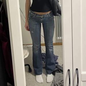 Säljer mina jätte snygga jeans från miss sixty, köpta från sellpy❤️på lappen står det att de är i storlek 31, vilket passar mig som alltid bär S och är 178cm lång❤️‍🔥600kr inkl frakt