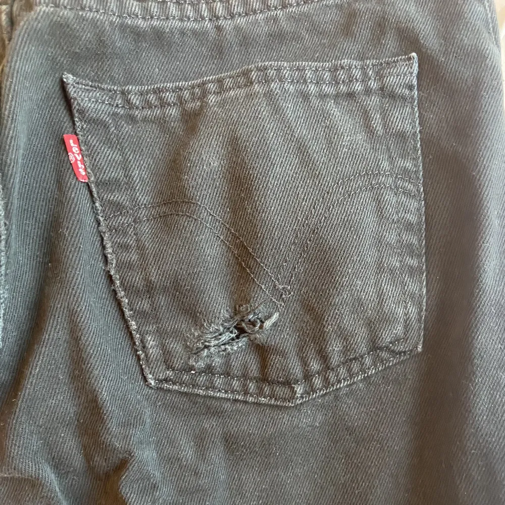 TRYCKE J PÅ KÖP NU!! levis 751 med ett litet hål i bakfickan, enkelt att sy eller lappa. Skriv för mer bilder eller frågor! Pris kan diskuteras . Jeans & Byxor.