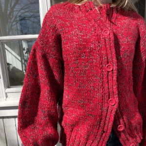 Kofta - Superfin röd kofta som passar perfekt nu på våren. Frakten är 54kg ❤️