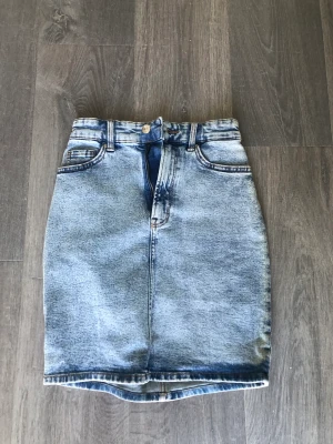 Jeanskjol - Superfin och bekväm jeanskjol från h&m, använd ca 2 gånger💕 kjolen är högmidjad och går nästan till knäna vilket gör den lite för lång för min smak, man kan absolut klippa den för att få till ens längdpreferens🫶 ordenarie pris 200 kr🤗köpare står för frakt