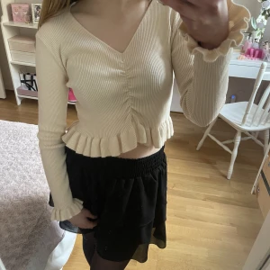 Stickad topp - Så söt stickad topp från Shein💞Väldigt bra kvalitet. Den är endast använd en eller två gånger💗 Säljer då jag har många låknande! Köparen står för frakten⭐️