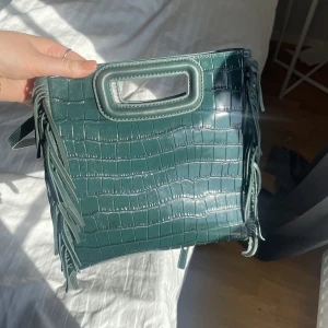 Maje väska - Får tyvärr inte den användning jag önskat av denna men är så så fin!! Krokodilpräglad skinnväska med fransdetaljer på sidorna från Maje som är köpt för 2 799kr. Inte alls använd många gånger så är som ny!😍