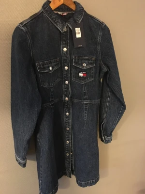 Tommy jeans , jeansklänning, denim dress , stl L , NY  - Jättefin jeansklänning! Helt oanvänd med lapp kvar. Passa tyvärr inte mig. Ge mitt ett bud om du är intresserad   :)