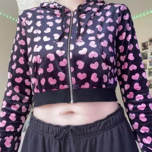 Jennifers body y2k hoodie  - Säljer denna Sugarthrillz hoodien då den har legat i garderoben och aldrig blivit använd. Är skit snygg med ett par mjukisar eller jeans och har verkligen y2k vibes💫 köptes för ca 600 plus frakt och tull från dollskill och säljer för 350 nu! 