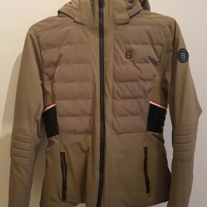 Jacka - Fin 8848 altitude jacka i mörkbeige färg sparsamt använd. Köpt på deras hemsida för 3500kr