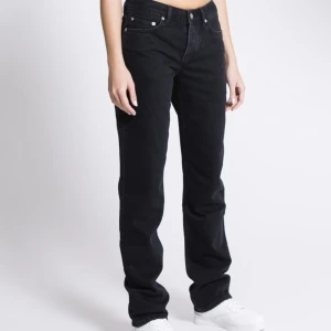 Low icon jeans - Svarta lågmidjade jeans köpa på lager 157, aldrig använda då dom är försmå och eftersom de har gått mer än 14dager sen jaf fick hem dom så går de ej o retunera, köpte för 400kr och säljer för 250kr, jätte fint skick kan jag lova<3