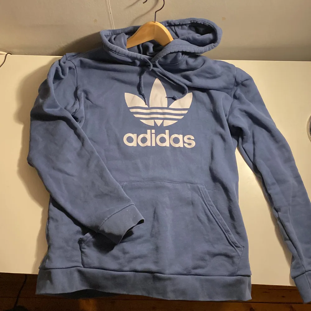 Schysst, sportig hoodie köpt direkt från Adidas hemsida så hög kvalitet. Använts sparsamt på grund av att jag knappt använder hoodies längre. Nypris 549 kr.. Hoodies.