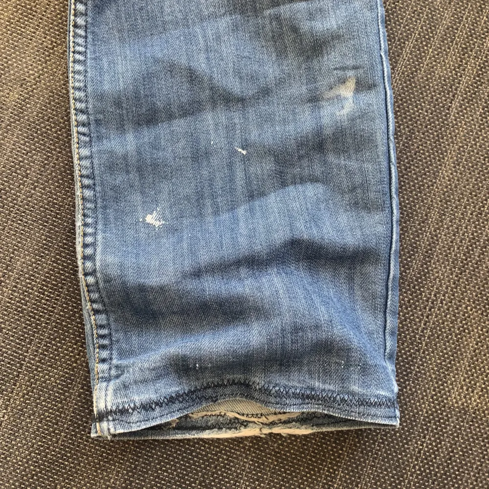 Min syrra säljer dessa Diesel jeans som hon köpte på Plick men som tyvärr var för stora (hon är 174 cm). De har lite fläckar och slitningar längst ner (se bild tre). Köparen står för frakten. 😊💕. Jeans & Byxor.