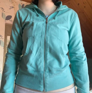 zipup - grön/blå zip up som är från Lindex. Är storlek s men är stretchig så kan nog passa m med