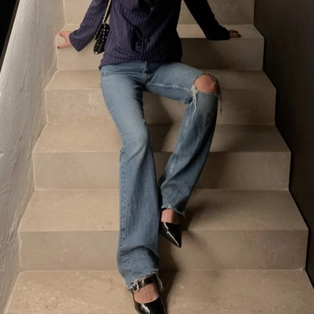 Supersnygga bootcut jeans med lite slitningar⭐️ Midwaist och bra i passform! (Lånad bild). Jeans & Byxor.