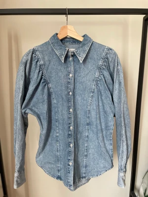 Jeansskjorta & Other stories - Jeansskjorta från & Other stories. Storlek 36. Använd men i fint skick. Jeans blir väl bara finare, right?