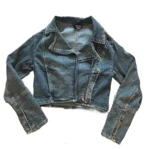 Jeansjacka  - Croppad jeansjacka. Denna sitter verkligen så fint i armarna 