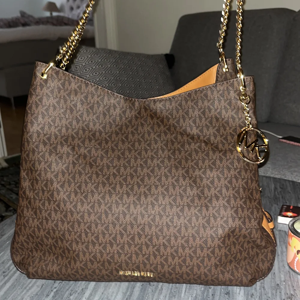 Helt ny Michael Kors väska aldrig använd med lapparna kvar i väskan, om du vill ha fler bilder är det bara att höra av dig😁. Väskor.