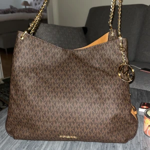 Michael Kors väska - Helt ny Michael Kors väska aldrig använd med lapparna kvar i väskan, om du vill ha fler bilder är det bara att höra av dig😁