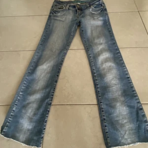 Lågmidjade jeans - Lågmidjade jeans. Midjemåttet är 78 och passar någon som är runt 160💕