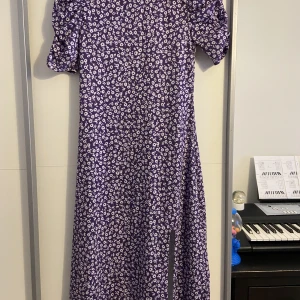 Klänning - Jättefin klänning från sellpy som tyvärr var för kort för mig. Den har en slits detalj nedtill och även en detalj på armen