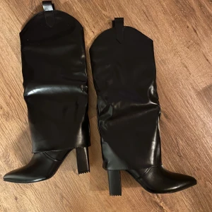 Skor - Jättesnygga oanvända skor!!! Säljer då de inte riktigt är min stil. Storlek 37 men passar även de som har storlek 36.  Buda!! 