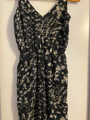 Byxdress - Byxtdress med blommor på som ej kommer till användning 