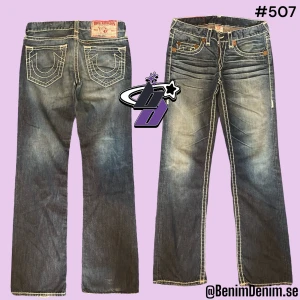 true religion jeans - trueys i modellen Bobby Super T, tag 32/34😈ytterben 106😈innerben88cm😈milja rakt över 43cm😈benöppning 22cm😈modellen är 180😈flaws, lagade i skrevet