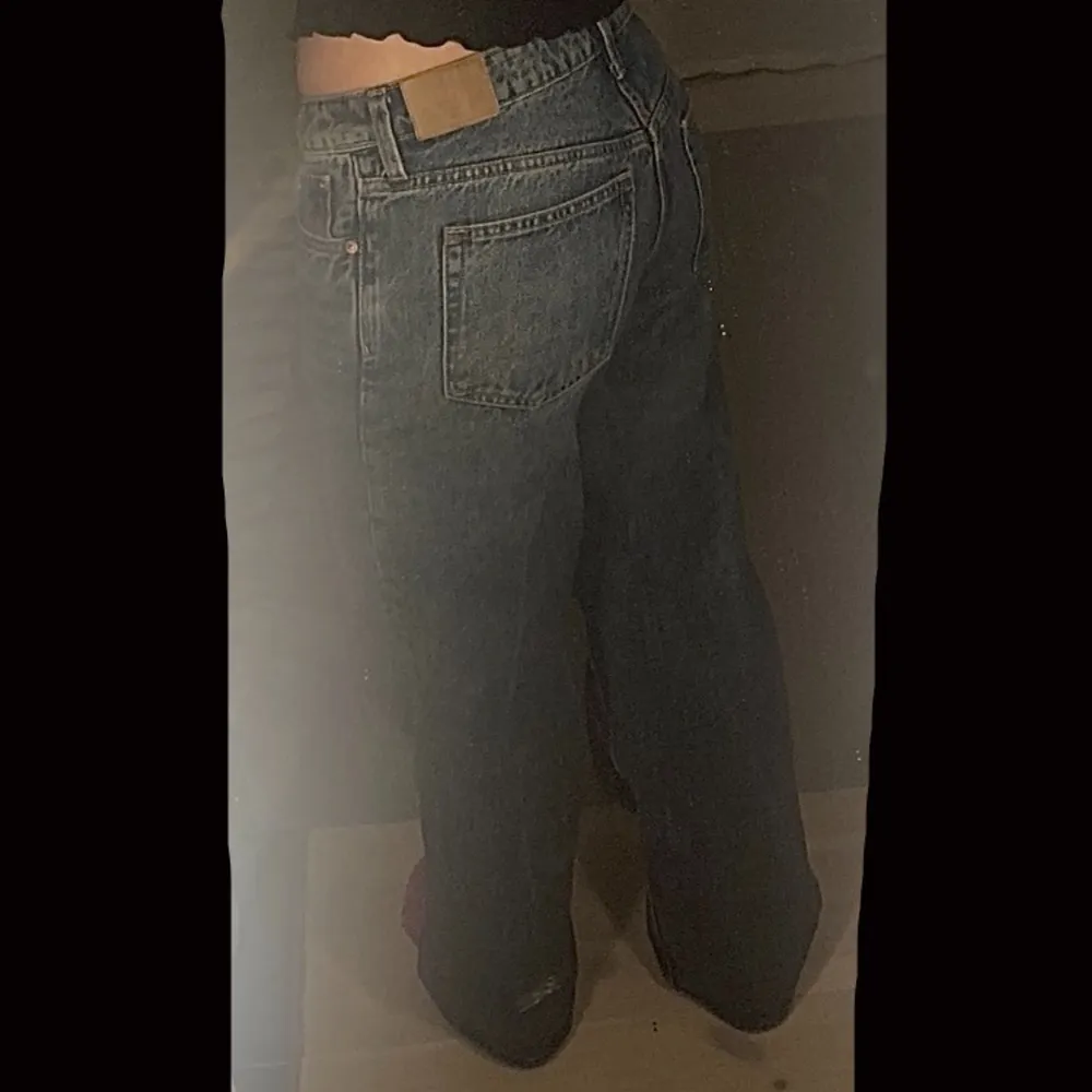 Jag säljer mina baggy låga weekday jeans i modellen ample low loose jeans! De är storlek W27L34 och de sitter bra på mig som är ungefär 173cm lång🌟. Jeans & Byxor.