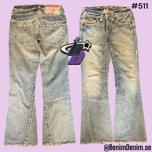 true religion jeans - lågmidjade trueys i modellen Joey Super T, tag 28/34😈ytterben 100😈innerben 80 cm😈midja rakt över 40cm😈benöppning 23😈flawLESS FLAWLESS FLAWLESS