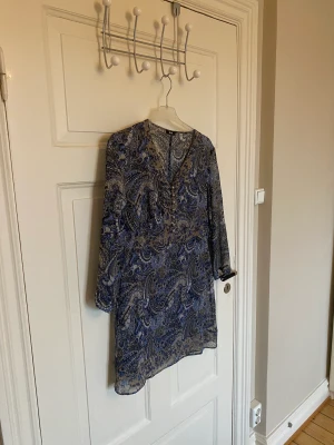 Mesh tunika från Gerry Weber - Säljer denna underbara mesh tunika från Gerry Weber. Givetvis äkta. Storlek 38. Fake-knäppning framtill. Väldigt fina mönster. Nypris 799kr.
