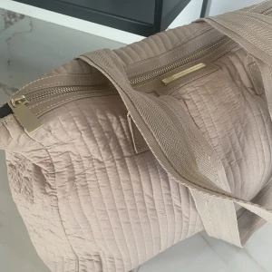 Väska Day Birger et Mikkelsen  - Beige/rosa väska med gulddetaljer. Ficka med dragkedja invändigt sant mobilficka mm. 