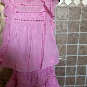 Neo noir set - Säljer detta set från neo noir! Bara använt typ 2 ggr så i perfekt skick! Köpte det förra året för ca 1 200 kr!💓både tröja och kjol är i storlek M men jag skulle säga att det passar vilken storlek som helst!