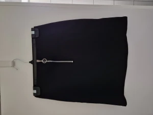 Svart kjol med dragkedja - Stretchigt tyg. Storlek S. I fint skick!