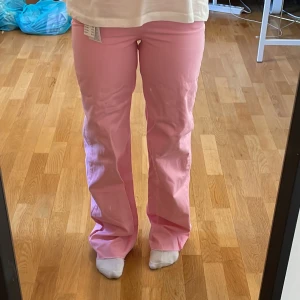 Gina tricot rosa jeans - Ett par fina rosa jeans från Gina tricot💕 super fina till sommaren☀️