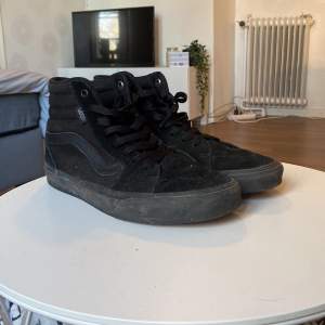 Höga Vans skor strl 41☀️ Inte alls mycket använda ☀️ Sulan är smutsig men lätt att göra rent☀️ Hör av er för frågor☀️