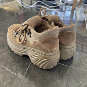 Buffaloe-liknande skor - Sjukt snygga. 38. Aldrig använda! Köparen står för frakt!❤️❤️❤️