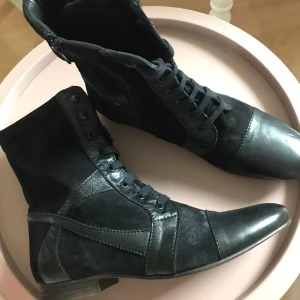 Läder boots  - Helt nya Äkta läder och Mocka boots, unisex så både kvinnor och män kan ha dem. I storlek 43, för bara 240kr❤️