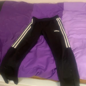 Adidas byxor  - Ett par oavdvända byxor k bra skick