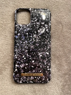 Mobilskal  - Hej jag säljer mitt idel of sweden skal nästan aldrig använt så de är väldigt fint skick, pris kan diskuteras vid snabb affär. 