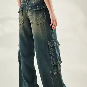 Säljer dessa super snygga jeans från Urban outfitters, de kommer inte till användning och var lite stora.❣️köptes för 600kr