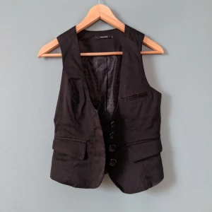 Kostymväst - Svart kostymväst med stora knappar. Jag på bilden är strl S/M. Hör av dig om du har några frågor 🤗