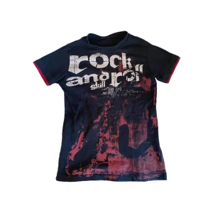 Baby tee  - Så cool baby tee som tyvärr inte passar mig:( Lappen är bortklippt så vet dessvärre varken märket eller storlek. Men den sitter som en Xs/xxs. Skriv privat vid intresse o frågor 🫶🏼