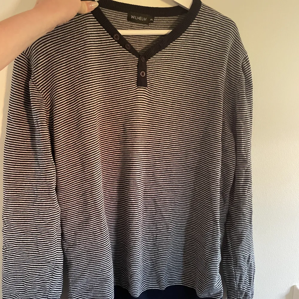 En randig tröja i storlek XL, jag brukar använda den som oversize.☀️. Tröjor & Koftor.