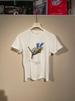 Ralph luaren T-shirt  - Hyfsat använd Ralph luaren T-shirt lite smutsig men inget man inte får bort. Storlek L i barn som motsvarar Xs i vuxen storlek!.