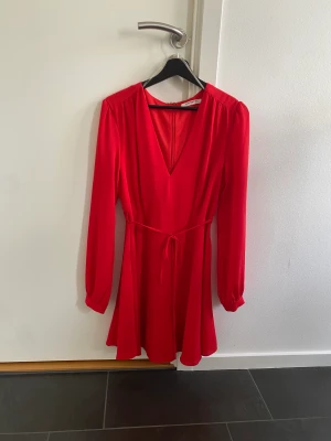 Klänning - Söt, röd klänning från Glamorous. Storlek 38/40. Använd bara en gång! 