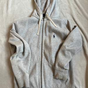 Så snygg och skön hoodie från Ralph Lauren! I storlek S! 💕😍 Frakt är 49kr! 🚚📦