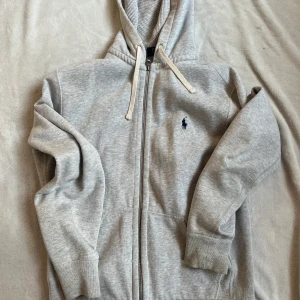 Ralph Lauren Zip-up hopdie - Så snygg och skön hoodie från Ralph Lauren! I storlek S! 💕😍 Frakt är 49kr! 🚚📦