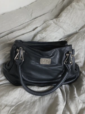 Dolce & Gabbana väska  - Supersnygg väska från D&G som tyvärr inte kommer till användning just nu. Väskan är rymlig och du får plats med t ex dator och skolböcker⭐️Jag har tyvärr inget äkthetsbevis men köpt från sellpy som kontrollerar äktheten på allt det säljer! Fint skick😃