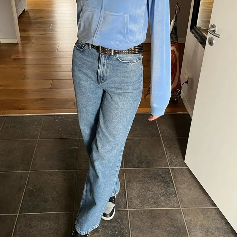 Ett par jätte fina högmidjade jeans från asos som är i tall modellen och  storlek 26/36 passar mig perfekt i längden och är 179! 🤍. Jeans & Byxor.