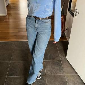 Ett par jätte fina högmidjade jeans från asos som är i tall modellen och  storlek 26/36 passar mig perfekt i längden och är 179! 🤍